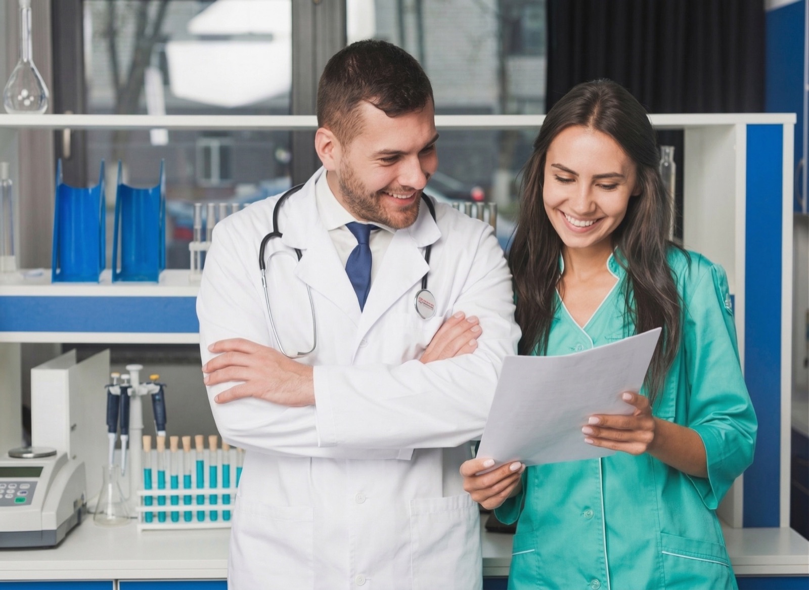 Profesionales del sector salud revisando documentación clínica