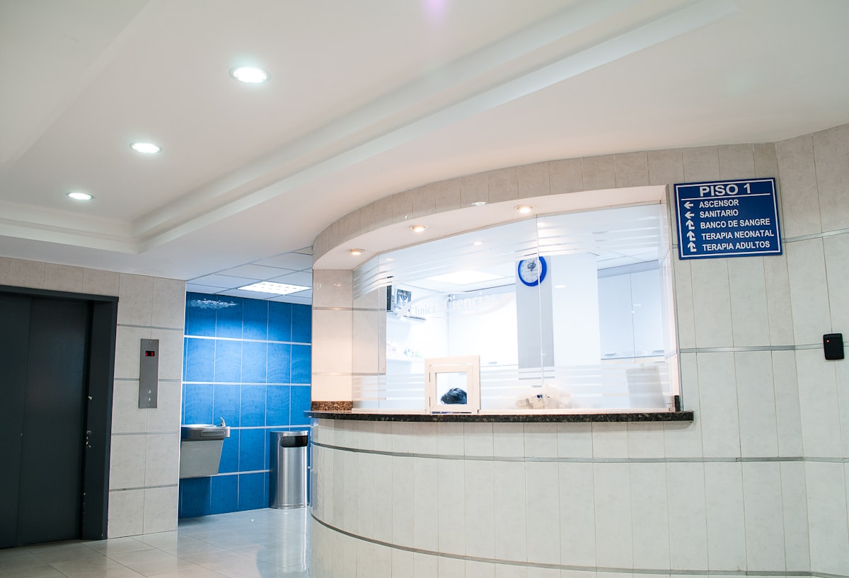 Pasillo interior de una institución de salud